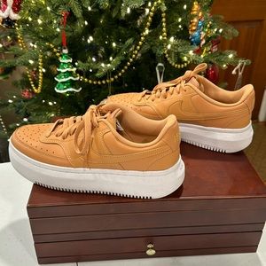 Nike Women's Brown and White Athletic Shoes